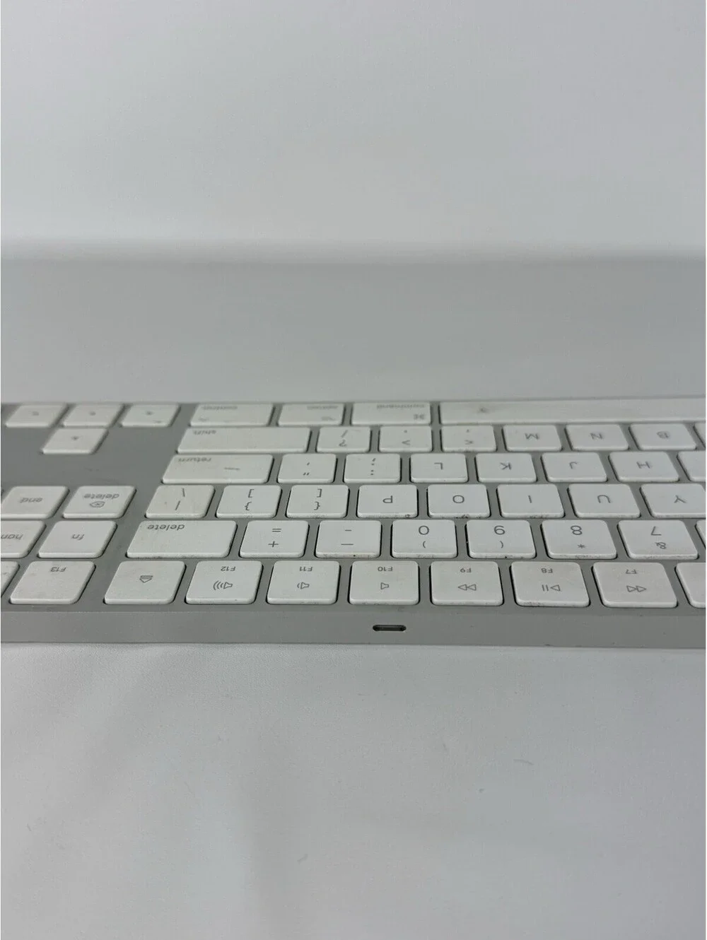 Apple A1843 Wireless Keyboard w/ Numeric Keypad MQ052LL/A Bluetooth Grade B